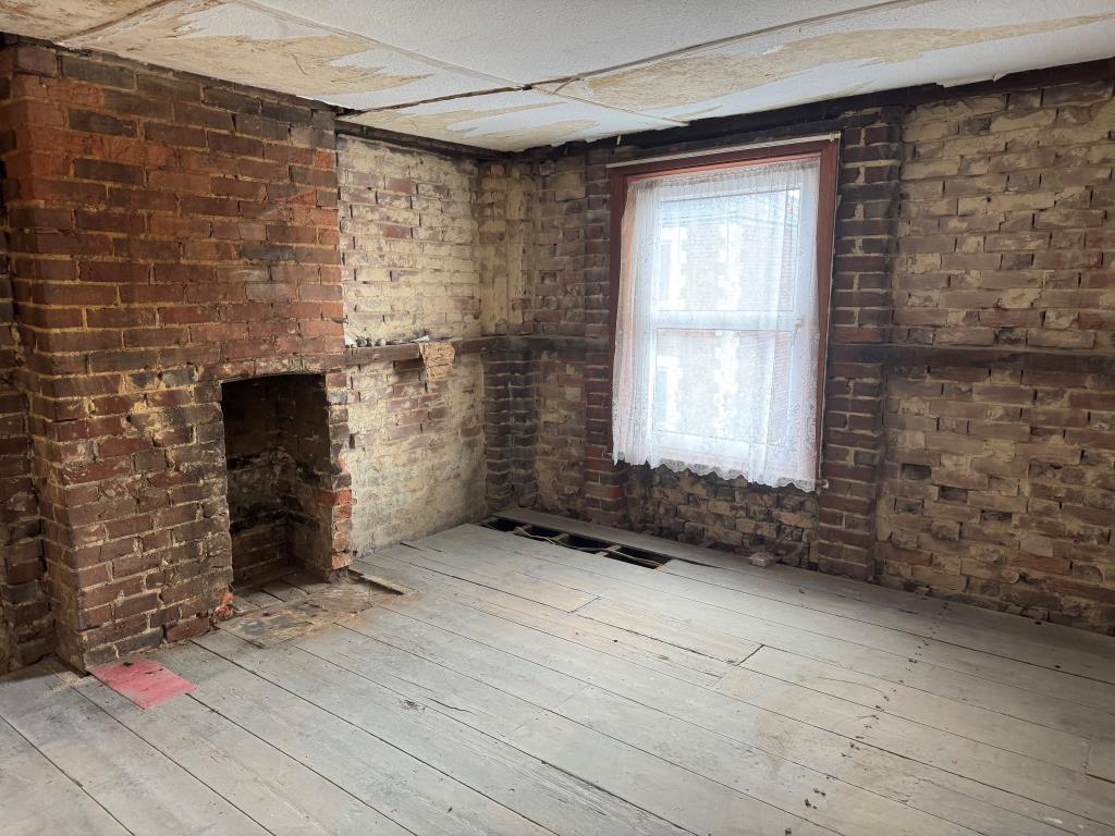 Lot: 110 - TOWN CENTRE HOUSE FOR IMPROVEMENT - The Front Bedroom